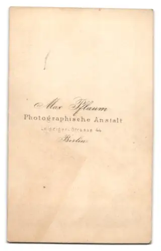 Fotografie Max Pflaum, Berlin, Leipziger Strasse 44, Paar-Portrait an Tisch