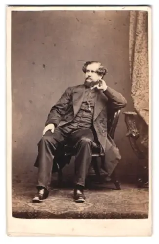 Fotografie J. Lee, Liverpool, Church Street 57, Sitzender Herr mit nachdenklichem Ausdruck