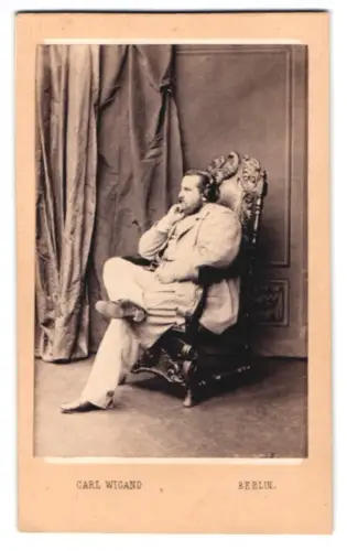 Fotografie Carl Wigand, Berlin, Unter den Linden 62 63, Herr auf antikem Stuhl