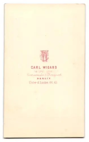 Fotografie Carl Wigand, Berlin, Unter den Linden 62 63, Herr auf antikem Stuhl