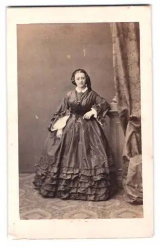 Fotografie P. Mulnier, Paris, Boulevard des Anglais 25, Portrait einer Dame im eleganten Kleid