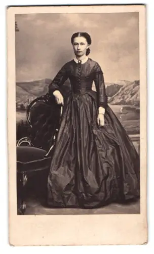 Fotografie Günter, Hannover, Marienstrasse 9, Frau Marie Krüger im eleganten Kleid neben einem Stuhl