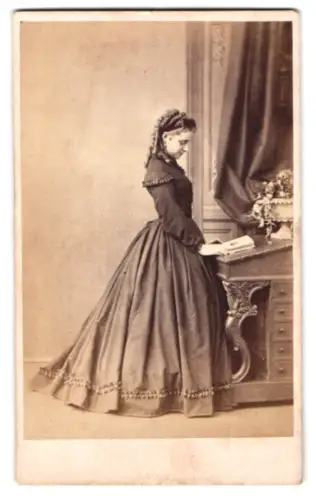 Fotografie Chas Hall, Leeds, Market Street 13, hübsche junge Frau liest ein Buch am Pult