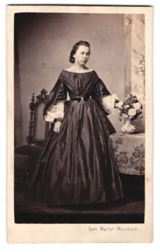 Fotografie Gebr. Matter, Mannheim, Frau im eleganten Kleid