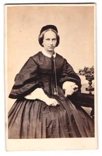 Fotografie O. Jaburg, Vegesack, Neuenstr., Porträt einer Dame am Tisch