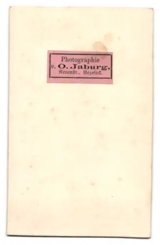 Fotografie O. Jaburg, Vegesack, Neuenstr., Porträt einer Dame am Tisch