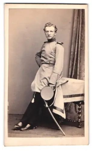 Fotografie Albert Grundner, Berlin, Leipziger Strasse 50, Rittmeister eines Dragoner-Regiments aus Tilsit