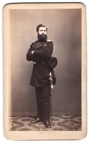 Fotografie J. & L. Allgeyer, Karlsruhe, Lange Strasse 233, Chevauleger-Offizier in Uniform mit Schirmmütze und Säbel