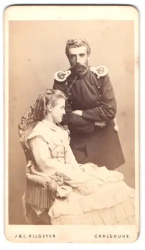 Fotografie J. & L. Allgeyer, Karlsruhe, Lange Strasse 233, Hauptmann der Chevaulegers in Uniform mit junger Frau