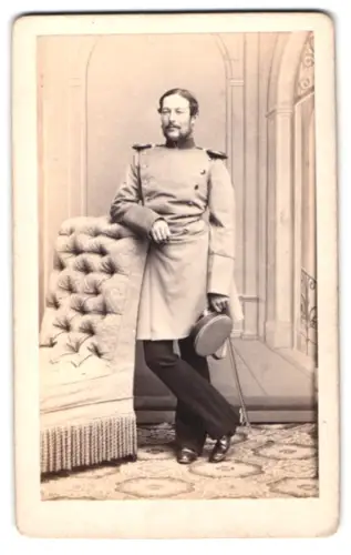 Fotografie Albert Grundner, Berlin, Leipziger Str. 50, Seconde-Lieutenant Vogt der Chevaulegers in Uniform mit Säbel