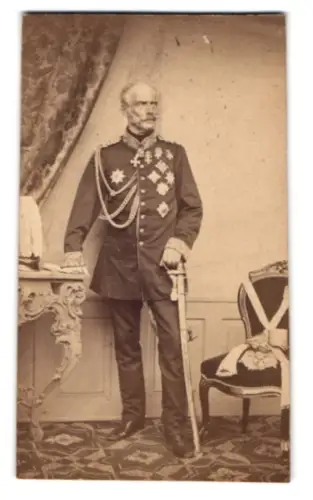 Fotografie Kriegsminister Friedrich Ludwig von Lüder in Uniform mit Orden vom Zähringer Löwen, Bruststernen und Säbel
