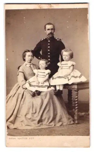Fotografie Gebrüder Matter, Mannheim, Garde-Offizier in Uniform mit Frau und Kindern