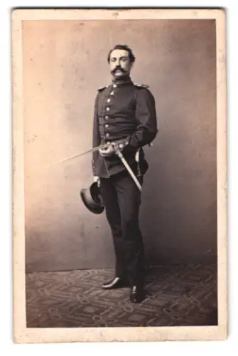 Fotografie unbekannter Fotograf und Ort, Offizier in Uniform mit Schirmmütze und Säbel