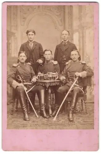 Fotografie unbekannter Fotograf und Ort, Drei Garde-Soldaten der Ulanen in Uniform, dabei 2 Vize-Feldwebel Säbeln