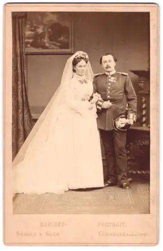 Fotografie Schulz & Suck, Karlsruhe, Garde-Subalternoffizier der Pioniere in Uniform mit Ordensspange mit seiner Frau