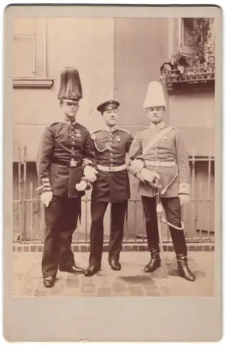Fotografie unbekannter Fotograf und Ort, Garde-Grenadier und zwei Garde-Dragoner in Uniform mit Säbel, Paradehelm
