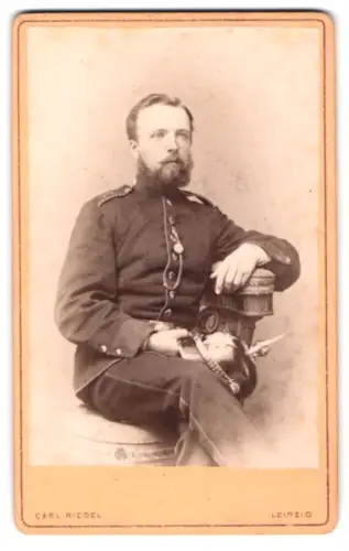Fotografie Carl Riedel, Leipzig, sächsischer Einjährig-Freiwilliger von Regiment Nr. 107 in Uniform mit Pickelhaube