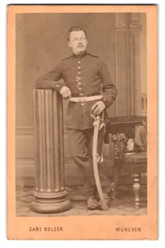 Fotografie Carl Holzer, München, Soldat der bayerischen Feld-Artillerie in Uniform mit Säbel und Raupenhelm