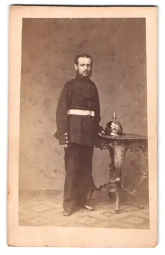 Fotografie Fotograf und Ort unbekannt, Soldat Theodor Holtfried in Uniform mit Pickelhaube 1874
