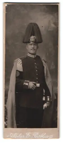 Fotografie Aterlier E. Postlep, Berlin, Chaussee-Strasse 12, Spielmann der Garde-Füsiliere in Uniform mit Paradehelm