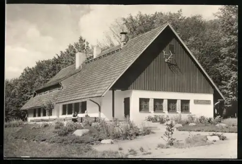 AK Putbus /Rügen, HO-Gaststätte Jägerhütte, Aussenansicht mit Geweih an der Häuserwand