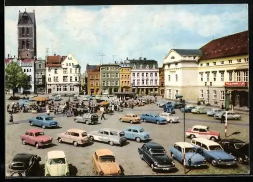 AK Wismar, Markt mit Geschäften und Parkplatz
