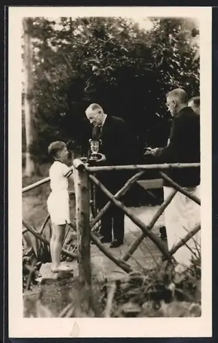 Foto-AK Paignton /S. Devon, Victor of the competition gets his trophy