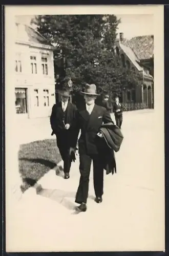Foto-AK Oldenburg / Gr., Spaziergänger in der Ortsmitte