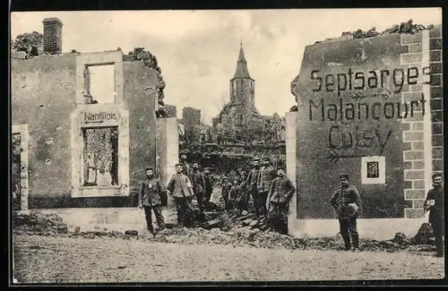 AK Montfaucon /Verdun, Ruinen mit Soldaten und Kirche, 1915