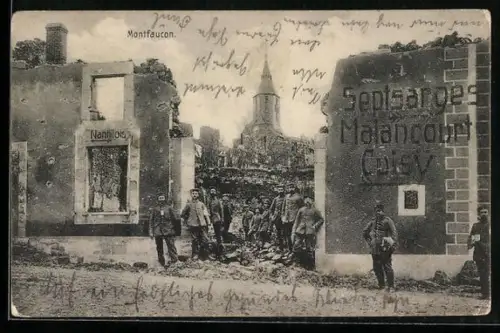 AK Montfaucon, Ansicht mit Soldaten vor zerstörten Häusern