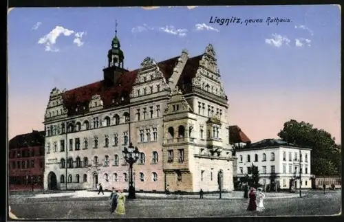 AK Liegnitz, edel gekleidete Menschen vor dem Rathaus