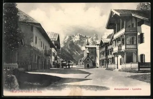 AK Landro /Ampezzotal, Strassenpartie mit Kapelle