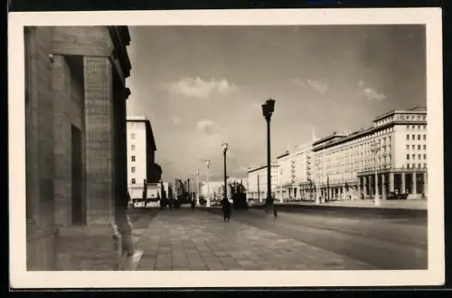 AK Berlin-Friedrichshain, Stalinallee mit Blick zum HO-Café Budapest