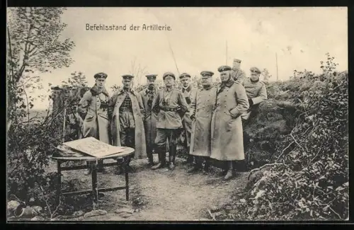 AK Befehlsstand der Artillerie, Soldaten mit Landkarte im Freien