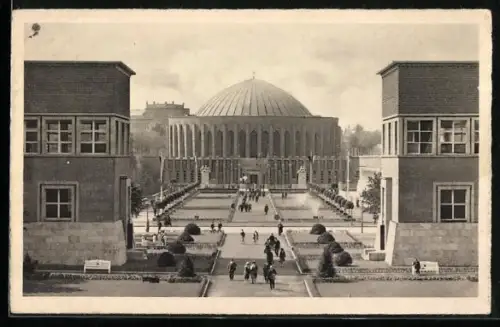 AK Düsseldorf, Rheinhalle, Planetarium mit Ehrenhof