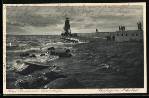 AK Swinemünde-Osternothafen, Leuchtturm in der Brandung am Molenkopf