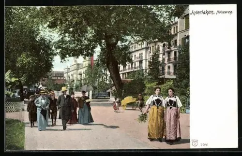 AK Interlaken, Kurgäste auf dem Höheweg, Frauen in Tracht