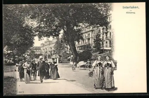 AK Interlaken, Partie am Höheweg mit Urlaubern, Frauen in Trachten
