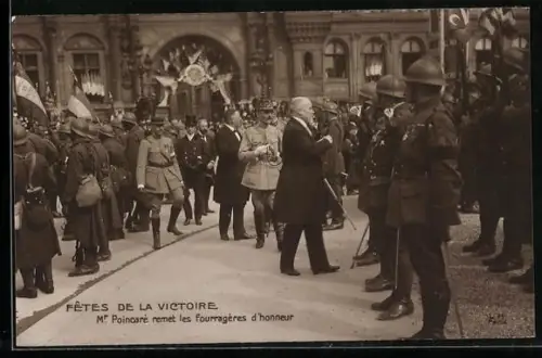AK Paris, Fêtes de la Victoire, Mr. Poincaré remet les fourragéres d`honneur