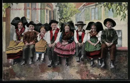 AK Mietesheim, Kinder in elsässer Tracht sitzen auf einer Mauer