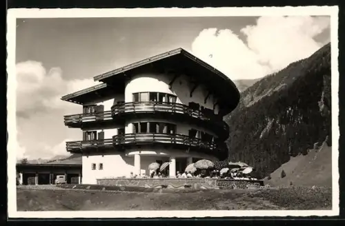 AK Hirschegg, das Ifenhotel Hirschegg, vollbesetzte Terrasse, Bergpanorama