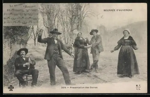 AK L`Auvergne, französische Frauen und Männer in Tracht