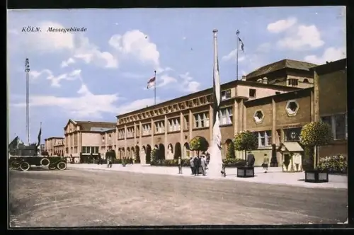 AK Köln, Passanten vor dem Messegebäude