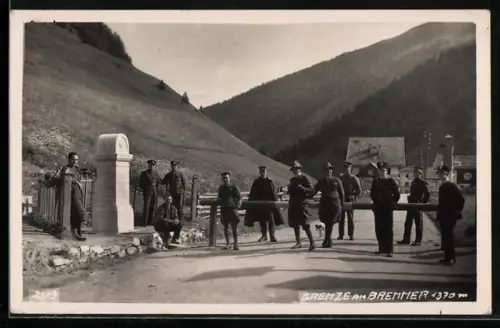 AK Zollbeamte am Brenner-Grenzstein