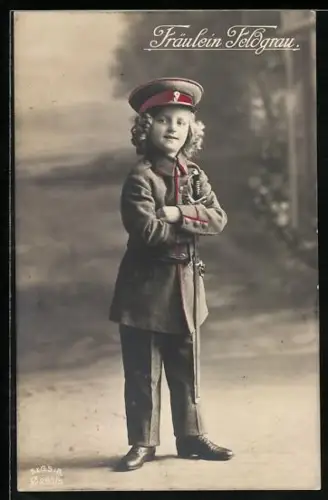 AK Mädchen in Uniform verschränkt die Arme vor der Brust, Fräulein Feldgrau