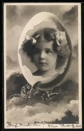 AK Portrait eines kleinen Mädchens mit Schleifen im Haar in einem Osterei