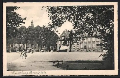 AK Rendsburg, Paradeplatz mit Leuten
