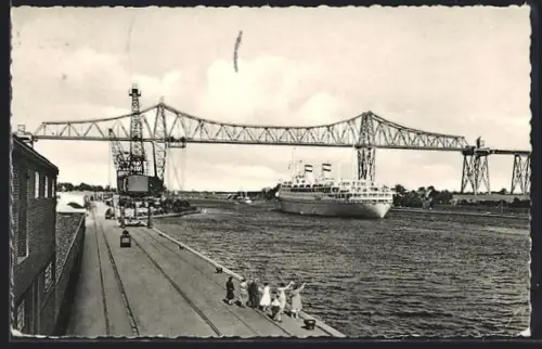 AK Rendsburg, Passagierdampfer Batory unter der Hochbrücke