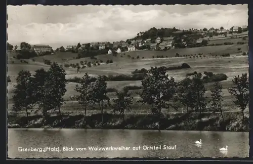 AK Eisenberg /Pfalz, Blick vom Walzwerkweiher auf Ortsteil Stauf