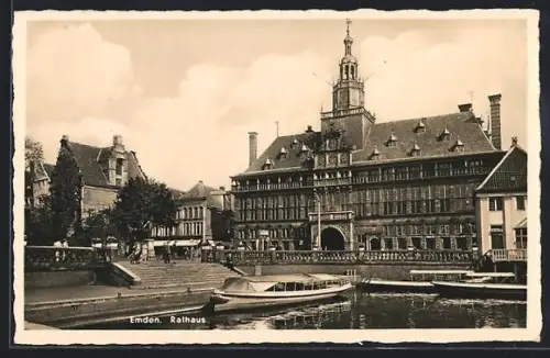 AK Emden, Rathaus mit Uferpartie Booten